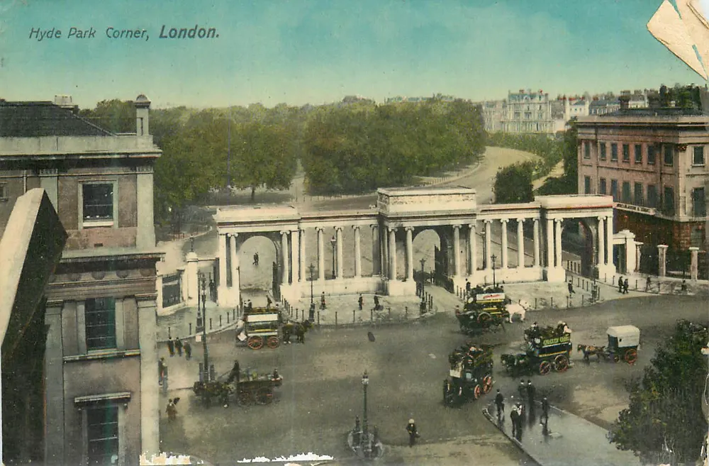 Hyde Park Corner, Londres — vista panorâmica com portão e veículos — editor não visível - Frente