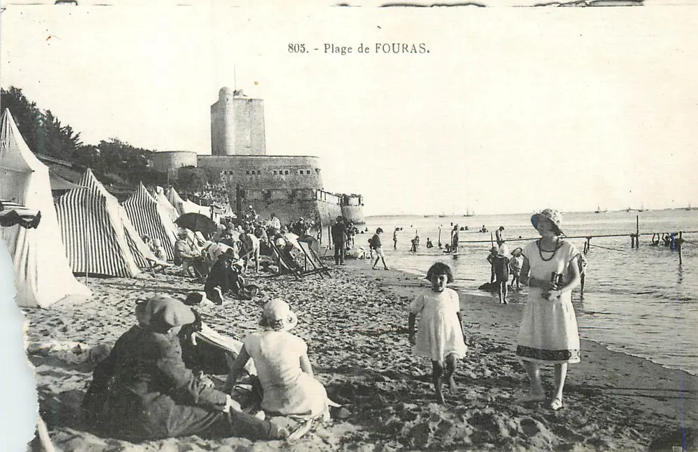 Praia de FOURAS — visão da praia com tendas e torre — editor desconhecido, n° 803 - Frente