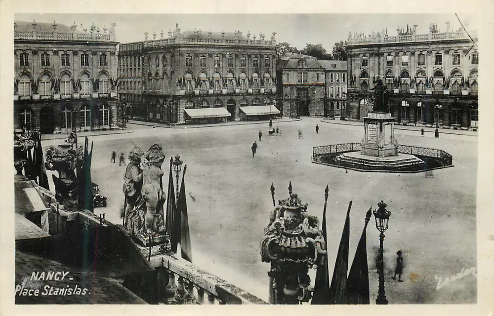 Nancy - Place Stanislas — vista panorâmica com estátua central e edifícios clássicos - Frente