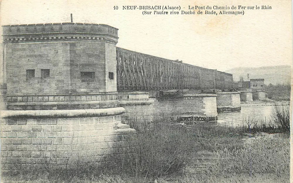Neuf-Brisach (Elsass) — Die Eisenbahnbrücke über den Rhein (Auf der anderen Seite Herzogtum Baden, Deutschland) — Foto H. Bütler, Neuf-Brisach - Vorderseite