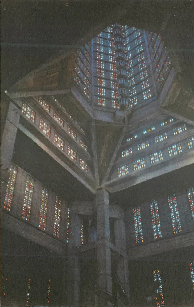 Interior da catedral Notre-Dame de Raincy — vista do altar e da roseira — editor não visível - Frente