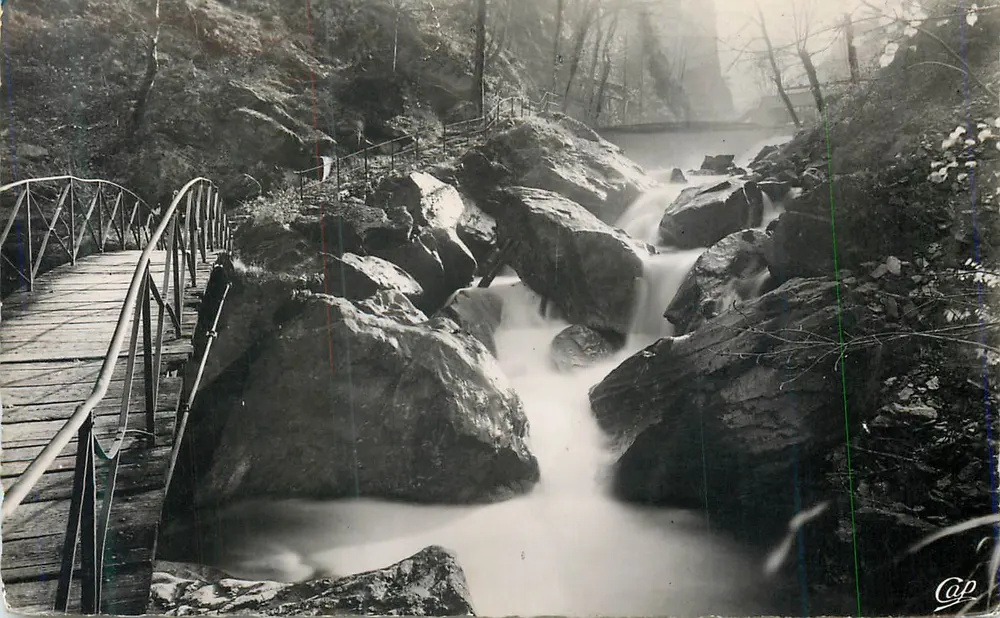 Wasserfall und Holzbrücke — Cap — Nr. 12345 - Vorderseite