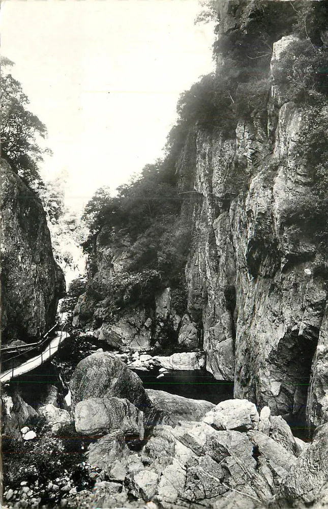 Gorges de montagne — trilha em ponte — editor desconhecido - Frente