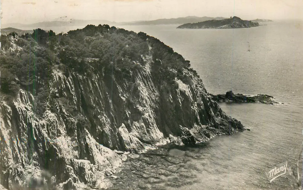 Ansicht der felsigen Küste — Insel im Hintergrund — Verleger Mary - Vorderseite