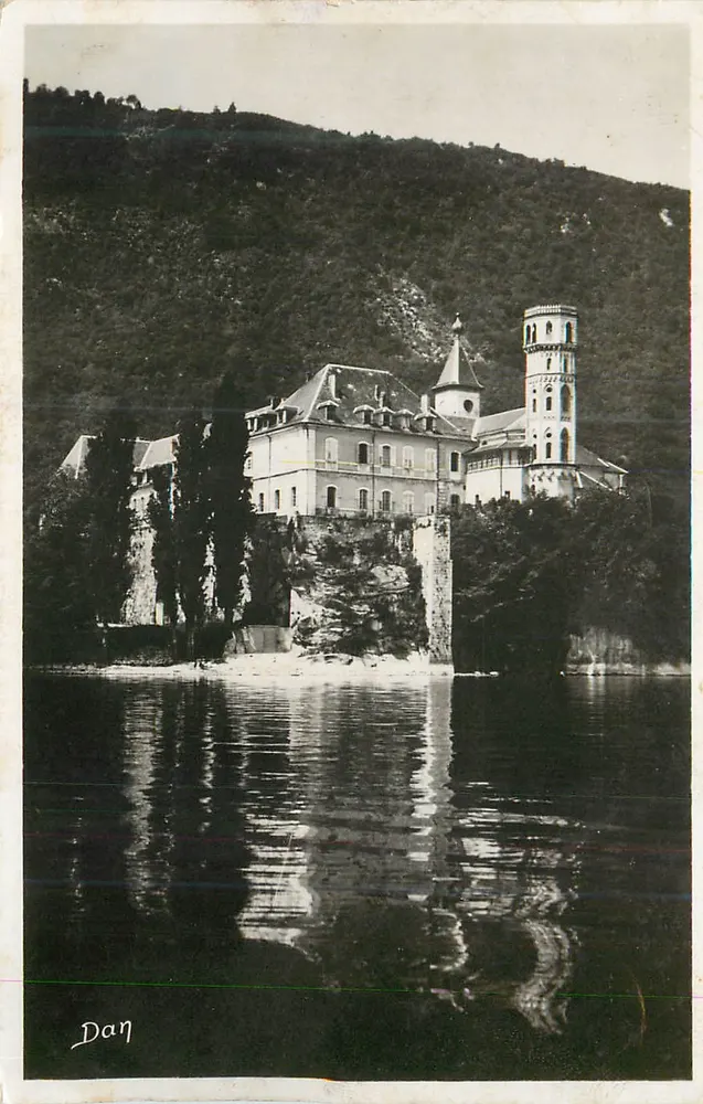 Castelo de Dan — vista do lago — Dan - Frente