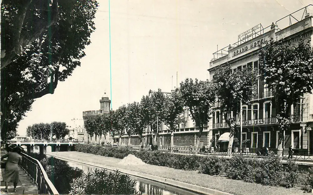 Grand Hotel — Kanal und Schloss-Turm — Verlag nicht sichtbar - Vorderseite