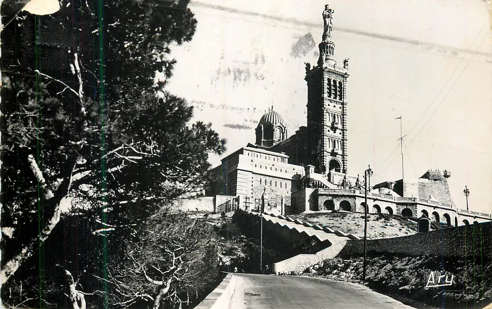 Église Notre-Dame de la Garoupe — vue panoramique — éditeur Ary - Frente
