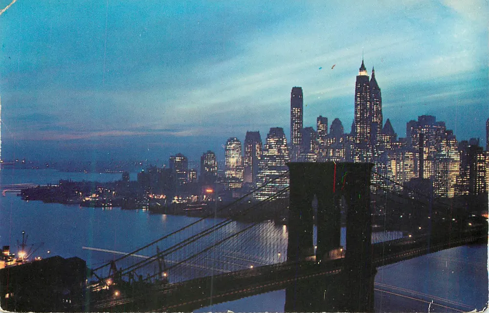 New York — Nachtsicht des Brooklyn Bridges und des Horizonts — unbekannter Verlag - Vorderseite
