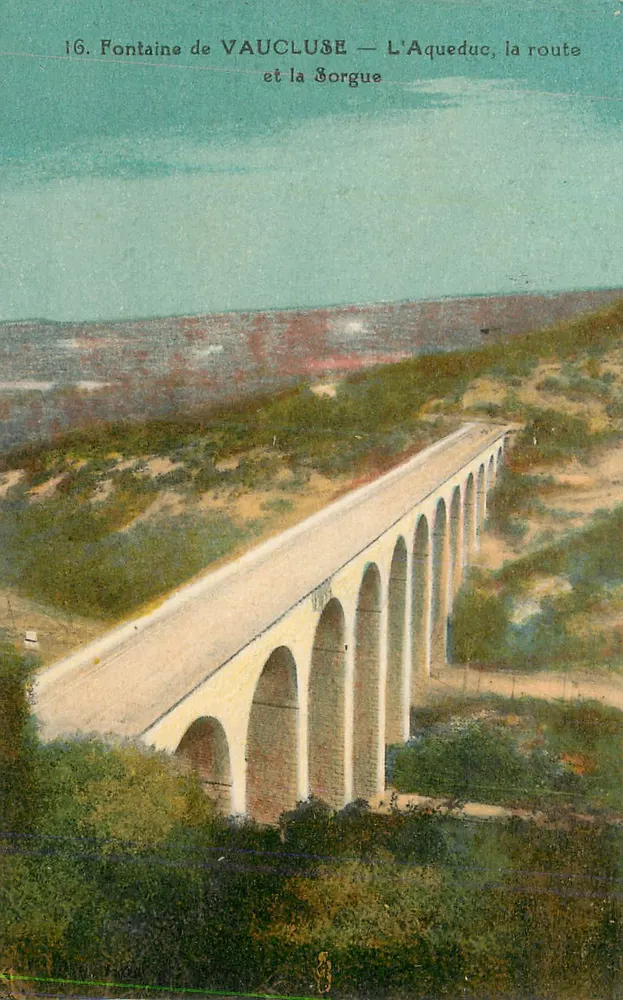 Fontaine de VAUCLUSE — L'Aqueduc, die Straße und die Sorgue - Vorderseite