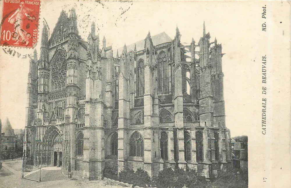 Catedral de Beauvais — Vista da fachada gótica — ND. Fot. ND. Postes - Frente