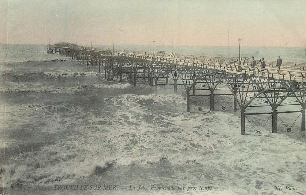 TROUVILLE-SUR-MER — Ansicht der Mole-Promenade bei stürmischem Wetter — ND Phot. - Vorderseite