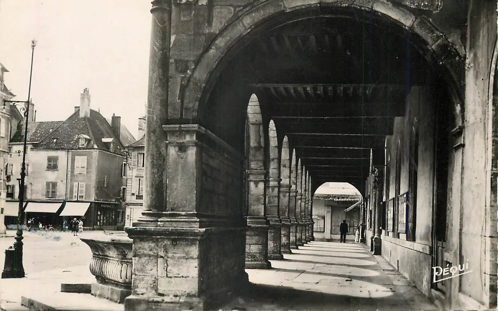 Marktplatz — Überdachte Passage — Déouï - Vorderseite