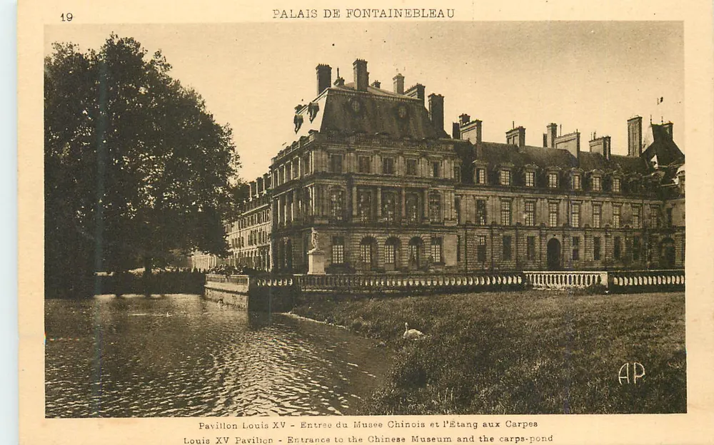Palast von Fontainebleau — Pavillon Louis XV und Teich der Karpfen - Vorderseite