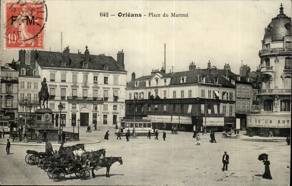 Orléans - Place du Martroi — vista da praça com estátua equestre e trem — editor: T.R.C. n° 642 - Frente