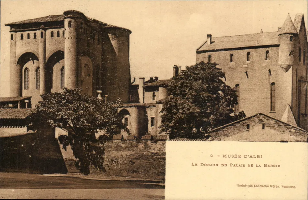 O Donjon do Palácio da Berbie — Museu de Albi — Fotógrafo Labouche frères, Toulouse - Frente