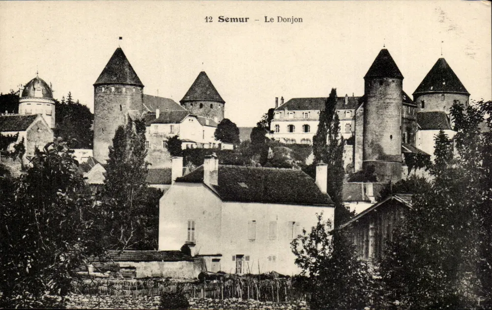 Semur - Le Donjon — vista do castelo com suas torres cônicas — editor desconhecido, n° 12 - Frente