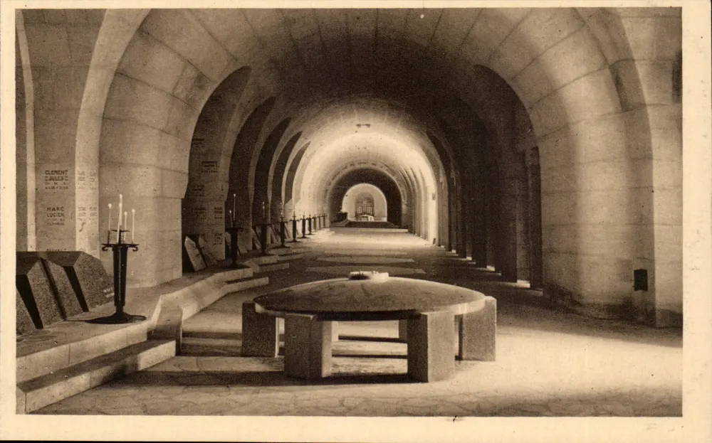 Cloître de l'Ossuaire de Douaumont — Cloître dos alvéolos das tumbas — Impressora Nancy - Frente