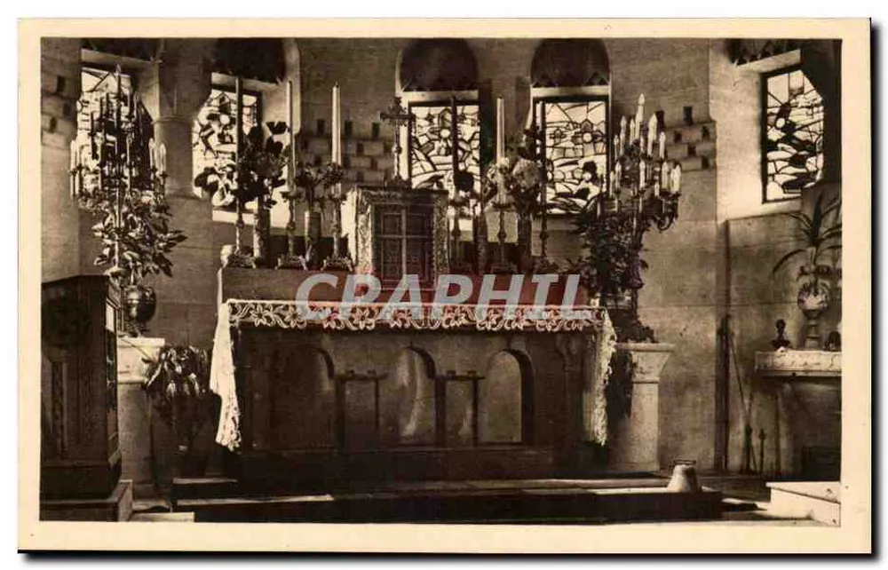 Capela Católica — Ossuário e Farol de Douaumont — Altar principal - Frente