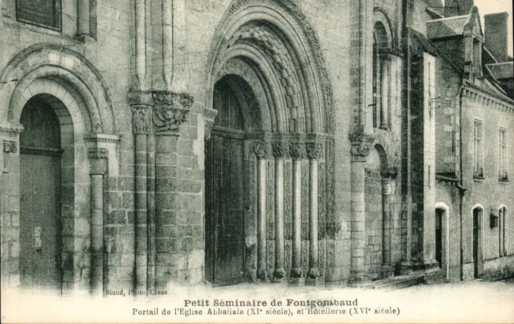 Portal der Abteikirche (11. Jahrhundert) und Gasthaus (16. Jahrhundert) — Petit Séminaire de Fontgombaud — Photo Cosne - Vorderseite