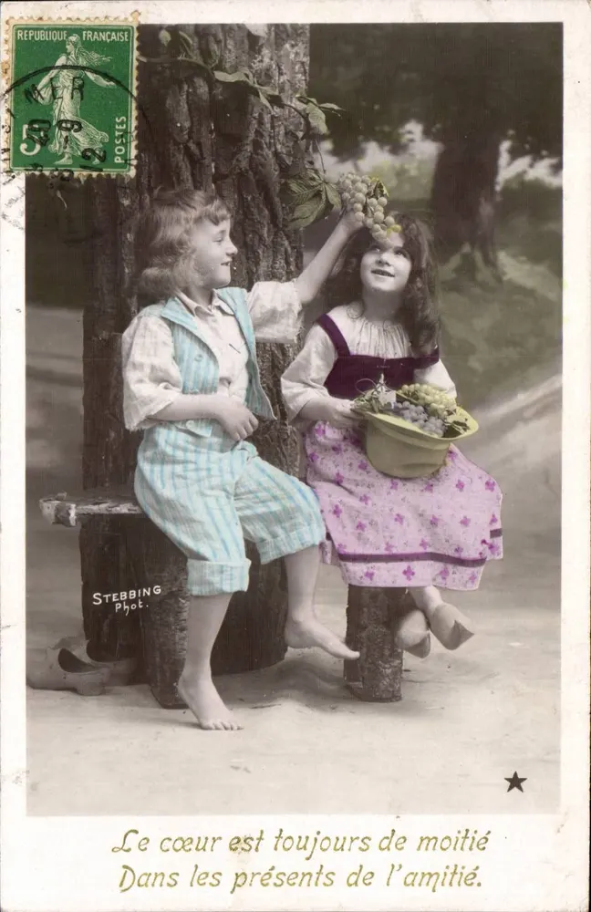 Zwei Kinder neben einem Baum — Garten-Szene — Stebbing Phot. - Vorderseite