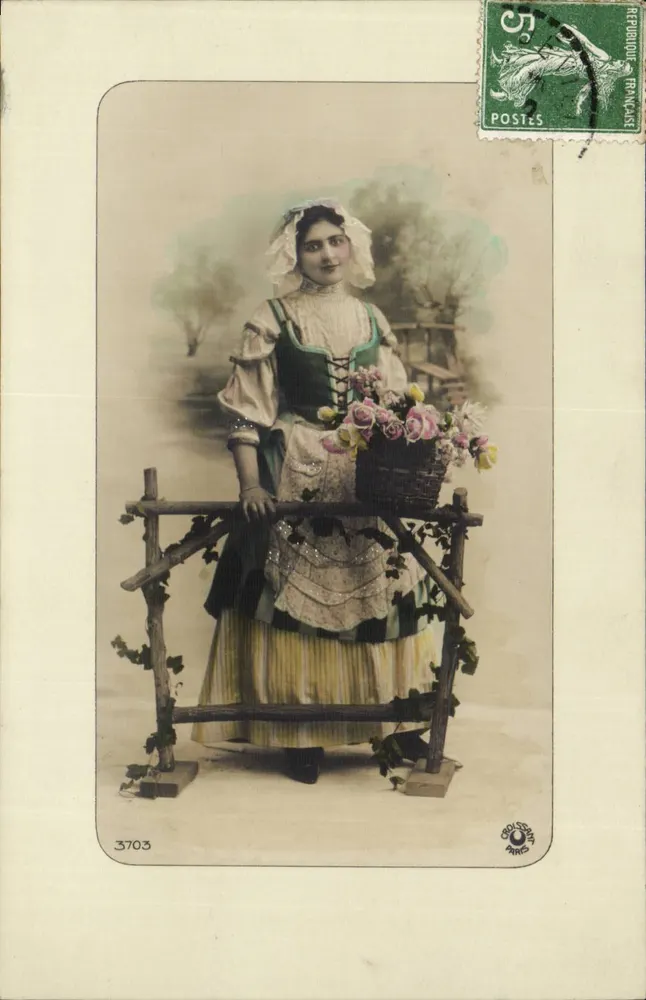 Frau im traditionellen Kleid — mit Blumenkorb — Verlag Coussent, Paris, n° 3703 - Vorderseite