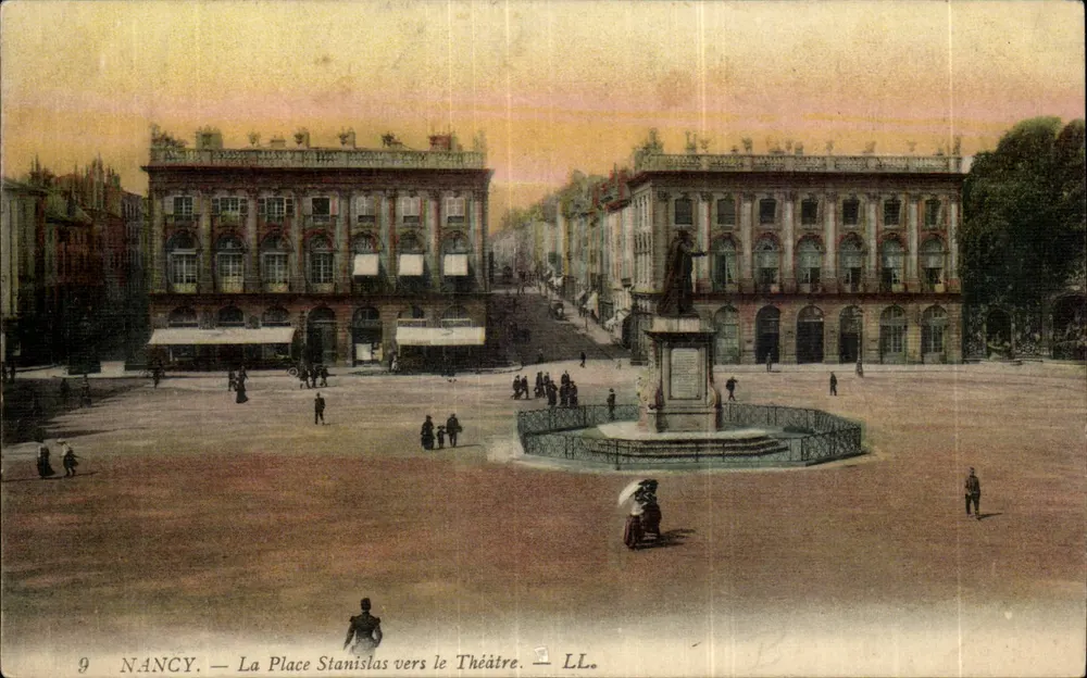 NANCY — La Place Stanislas em direção ao Teatro — LL. n°9 - Frente