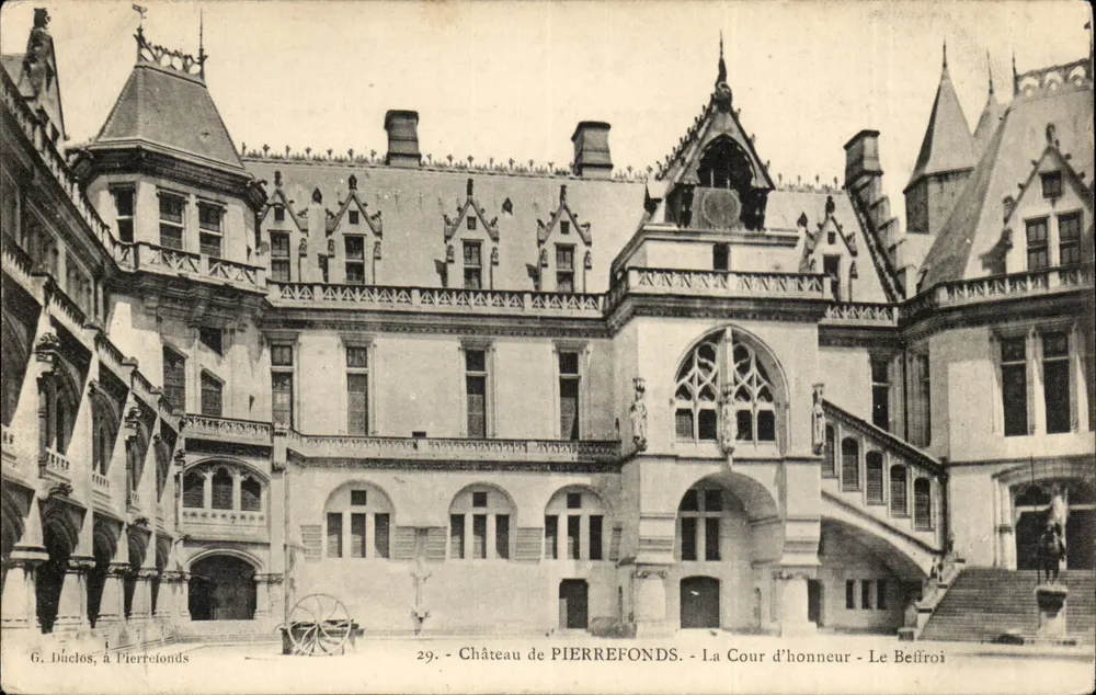 Castillo de PIERREFONDS — La Plaza de Honor - La Torre Campanario — G. Duclos, en Pierrefonds, n°29 - Anverso