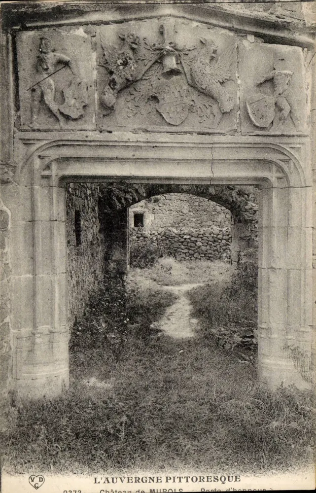 Schloss MUIROLS — Ehrentor — Pittoreske Auvergne - Vorderseite