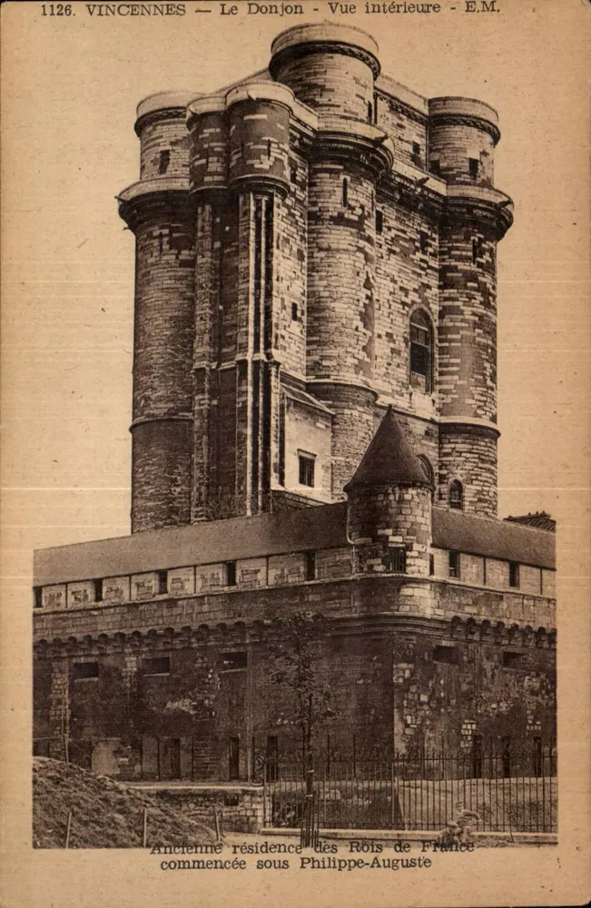 Vincennes — O Donjon — Vista interna — E.M. - Frente