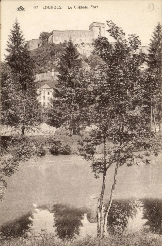 Lourdes - O Castelo Forte — editor L'École des Mécaniques, n° 97 - Frente