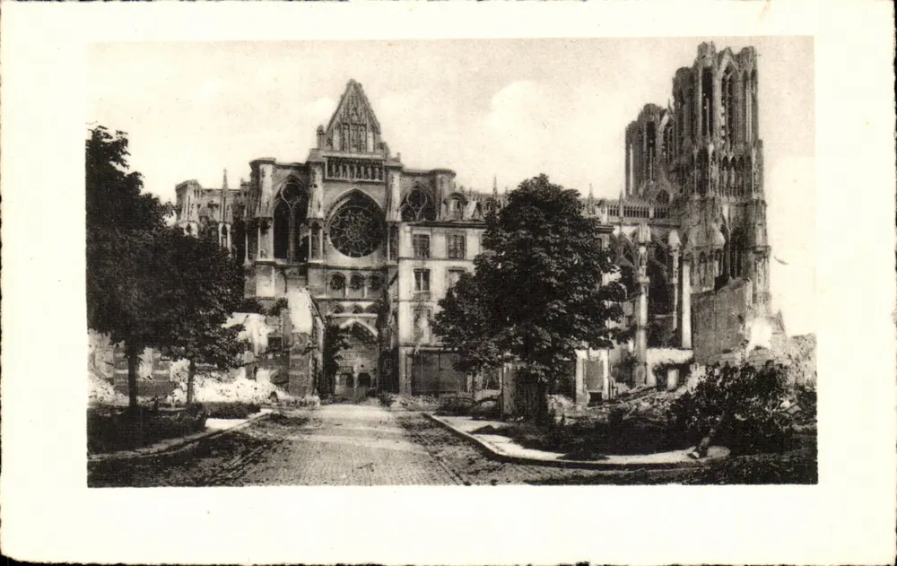Catedral de Nossa Senhora de Paris — ruínas após os bombardeios — editor desconhecido, número de série não visível - Frente