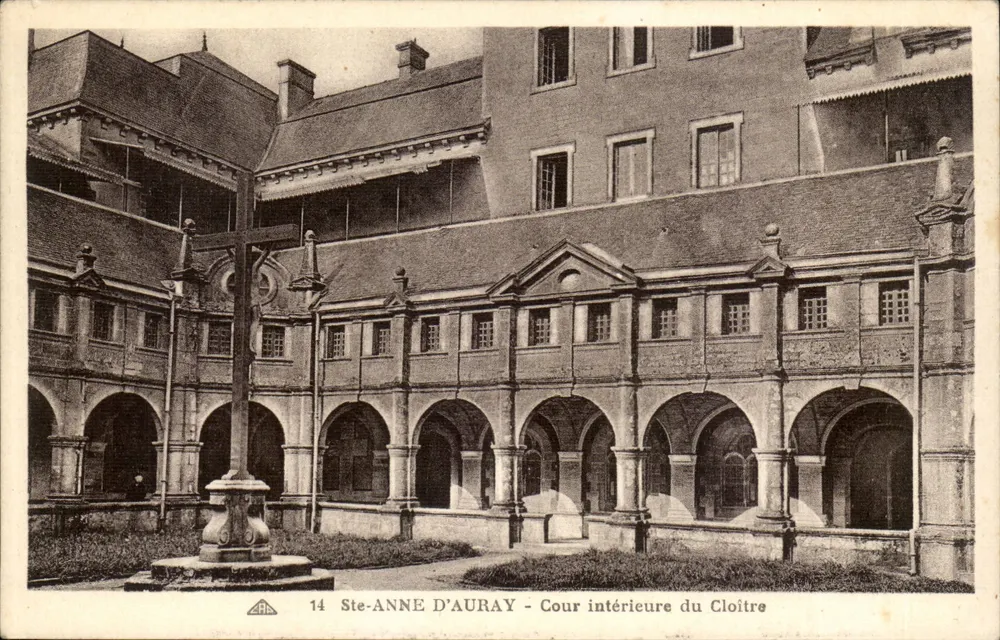 Ste-ANNE D'AURAY - Cour intérieure du Cloître — n°14 - Frente