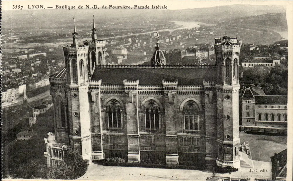 LYON — Basílica de Nossa Senhora de Fourvière. Fachada lateral — J.C. edição n° 3557 - Frente