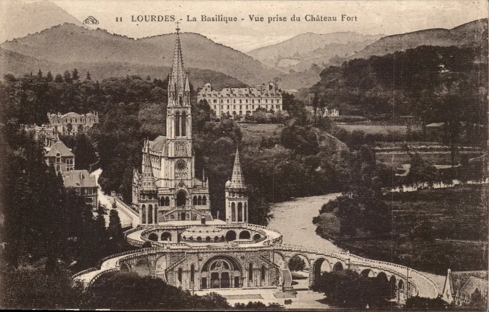 Lourdes - Die Basilika - Ansicht vom Festungsschloss - Vorderseite