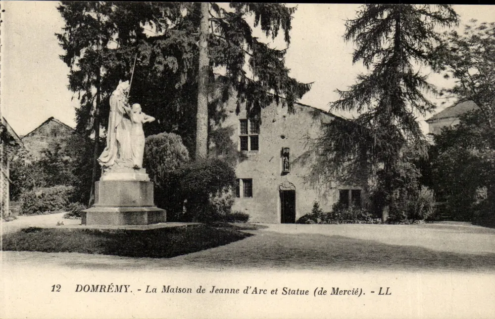Domrémy - Das Haus von Jeanne d'Arc und Statue (von Mercié) - LL - Vorderseite