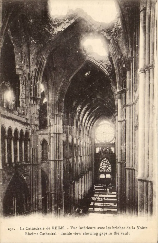 Kathedrale von Reims — Innenansicht mit Rissen in der Gewölbe — Photo Reims-Kathedrale, Nr. 251 - Vorderseite