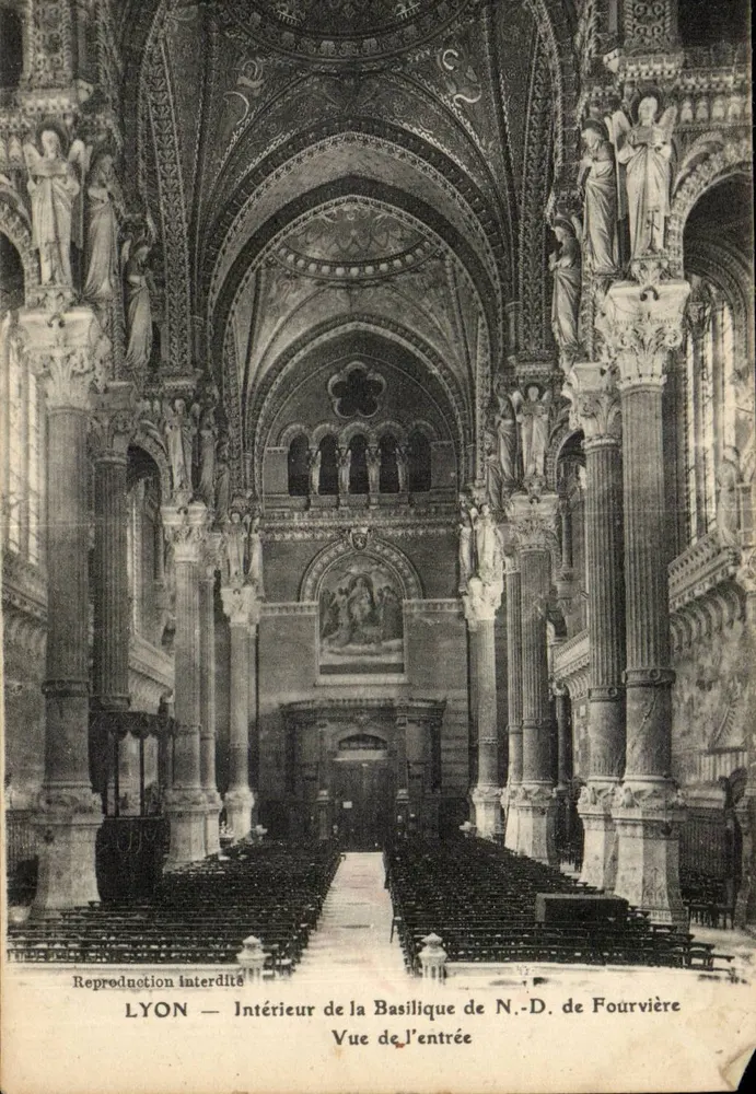 LYON — Innenraum der Basilika Notre-Dame de Fourvière — Blick auf den Eingang - Vorderseite