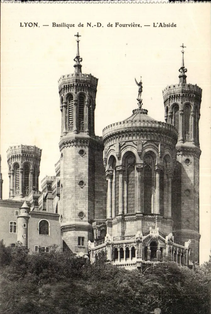 LYON — Basílica de N.-S. de Fourvière — A Abside - Frente