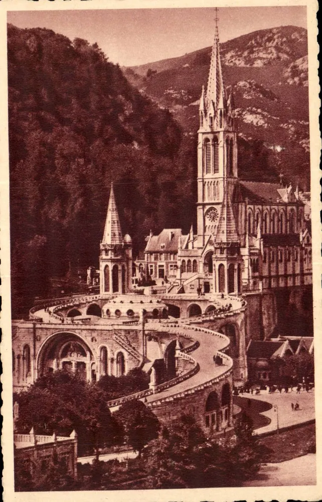 Lourdes — A Basílica vista de lado P. D. — Edição P. Doucat Lourdes, n°104 - Frente