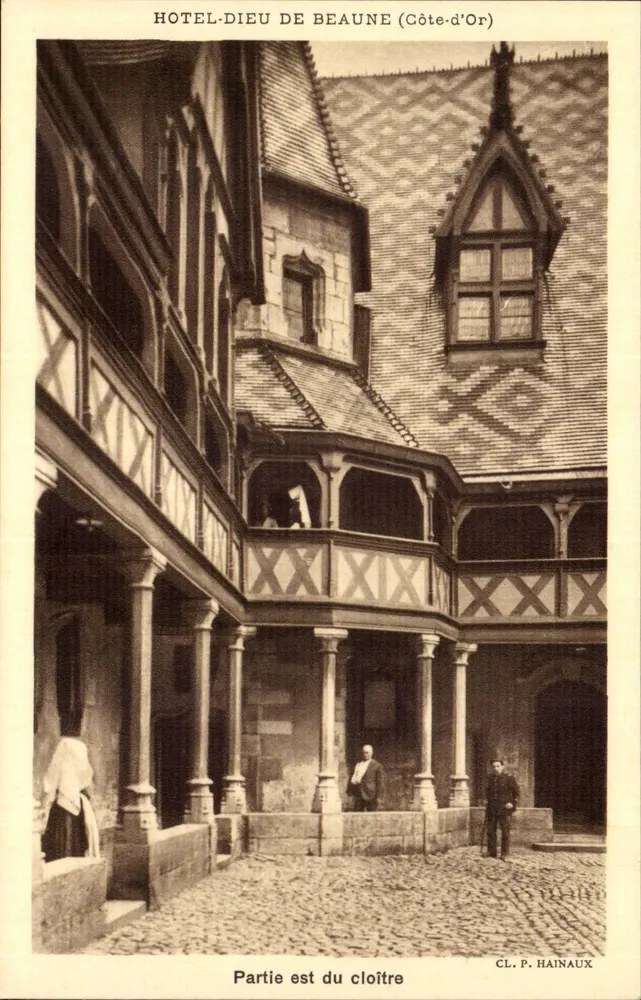 Hôtel-Dieu de Beaune (Côte-d'Or) — Parte leste do claustro — CL. P. HAINAUX - Frente
