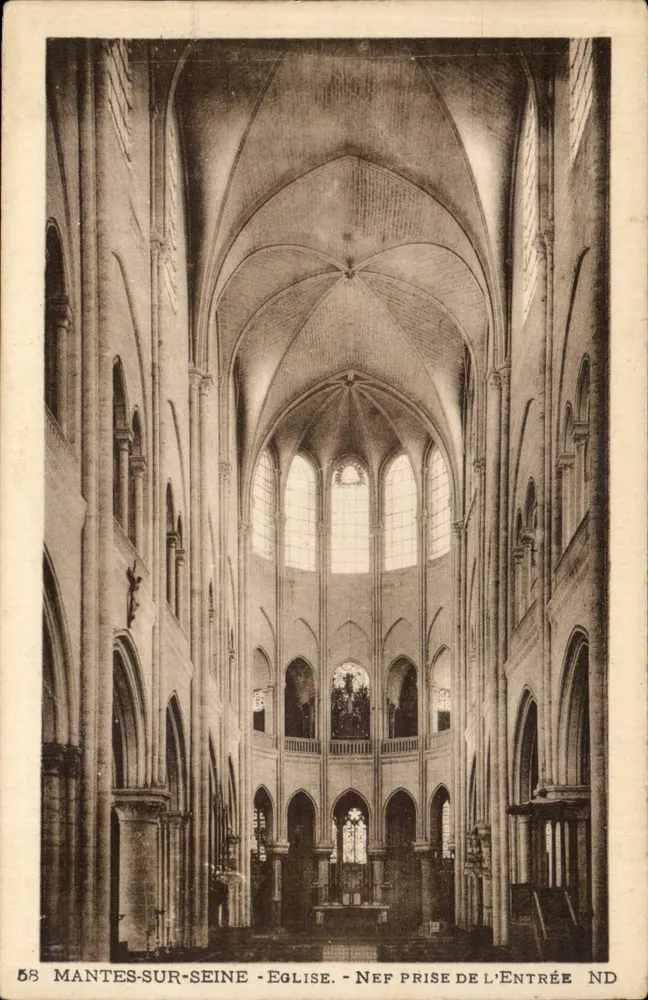 Mantes-sur-Seine - Kirche - Nave aus der Eingangsperspektive - Vorderseite