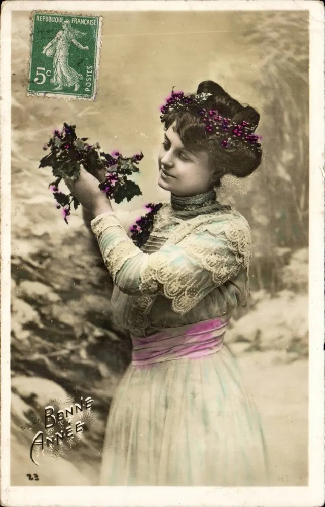 Frau in Seidenkleid mit Blumenstrauß — Frohe Neujahr — Verlag H.T. Nr. 23 - Vorderseite