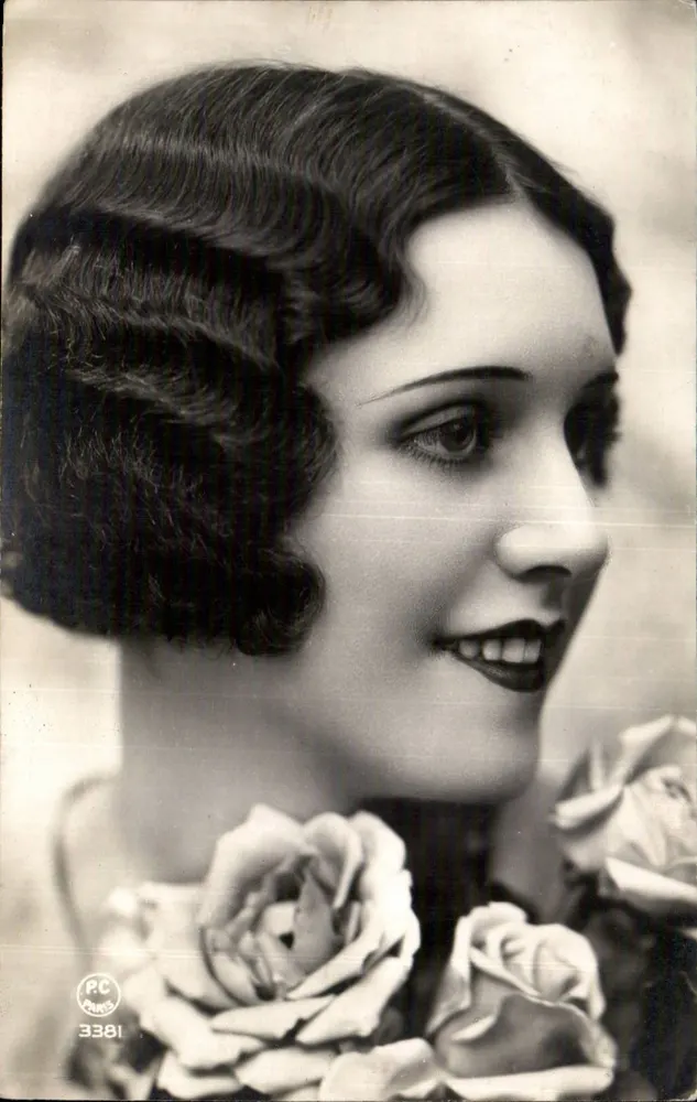 Lächelnde junge Frau — Rosen — P-C Paris n°3381 - Vorderseite