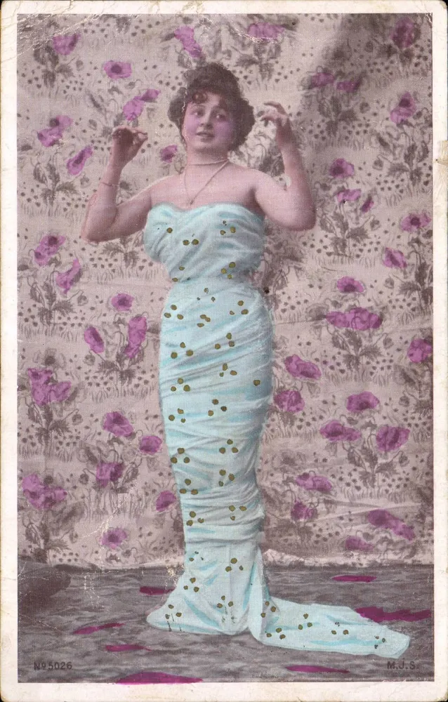 Frau in blauer Punkterobe — M.J.S. — Nr. 5026 - Vorderseite