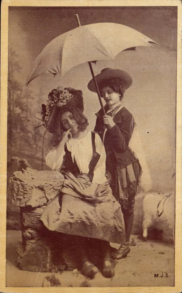 Deux jeunes femmes sous un parapluie — M.J.S. — M.J.S. - Recto