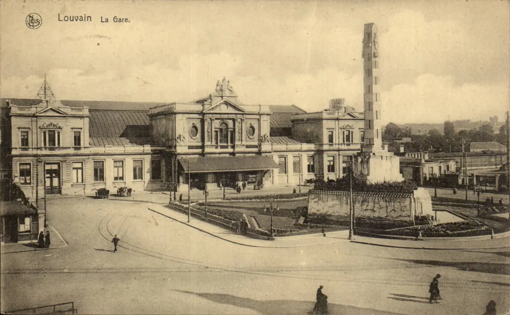Louvain Bahnhof — Ansicht des Bahnhofs und Denkmals — Verlag N. Lais, Seriennummer nicht sichtbar - Vorderseite
