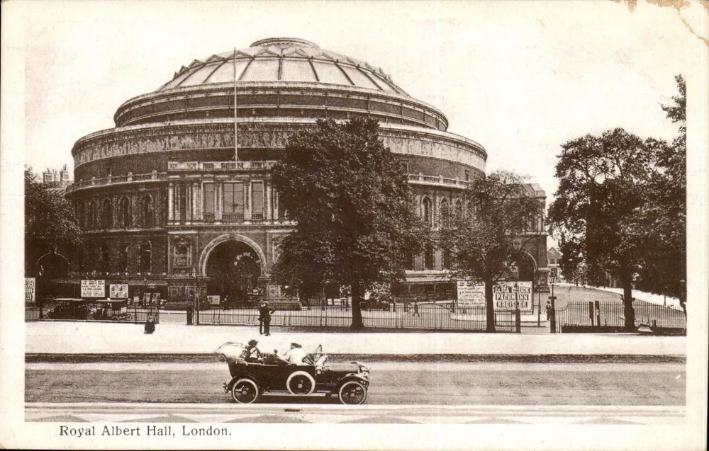 Royal Albert Hall, London — Außenansicht mit altem Auto — Verlag unbekannt - Vorderseite