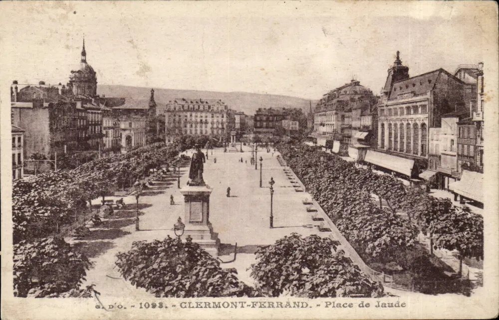 Clermont-Ferrand - Place de Jaude — vista panorâmica com estátua central — editor D'O. n° 1098 - Frente