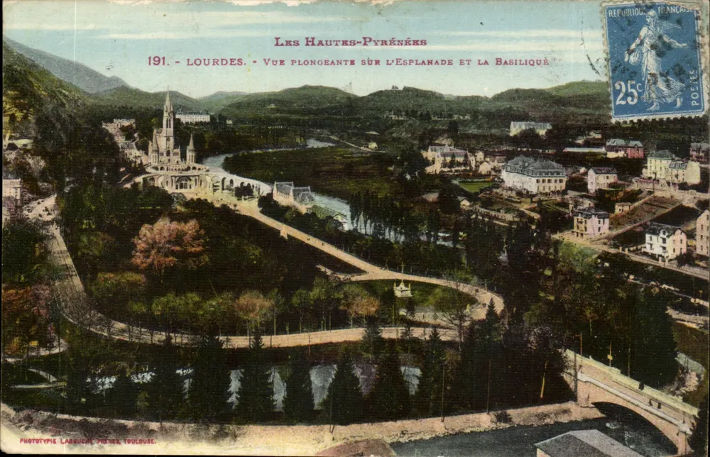 Lourdes — Luftbild der Esplanade und der Basilika — Phototypie Larbuche, Toulouse - Vorderseite