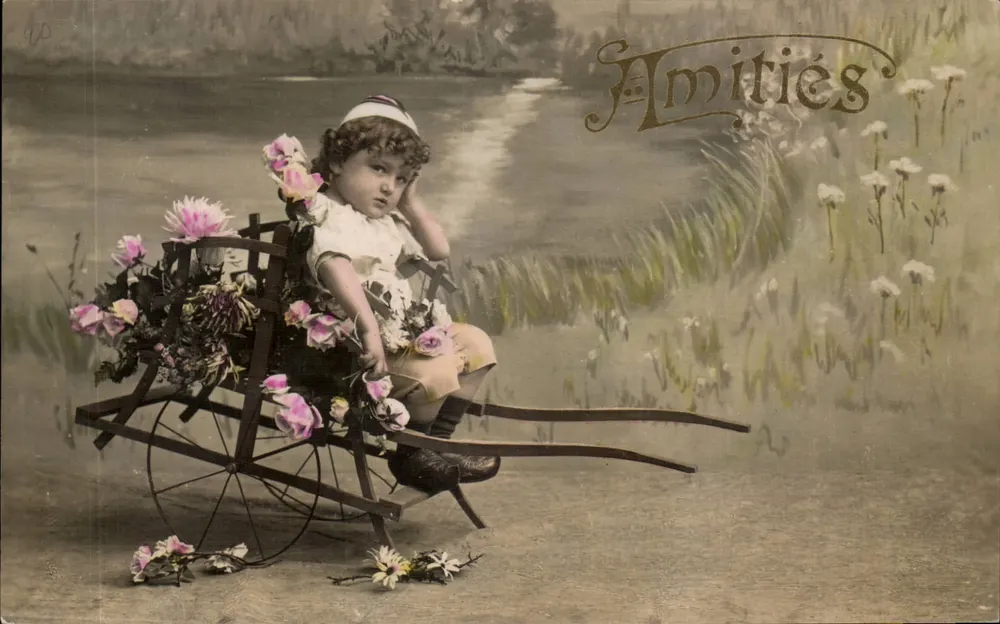 Menina pequena em um landau decorado com flores — Amicités — editor desconhecido, n° 10 - Frente